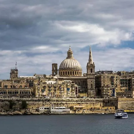 Lejlighed A Lovely 3 Bedroom, 3 Baths In The Centre Of By 360 Estates