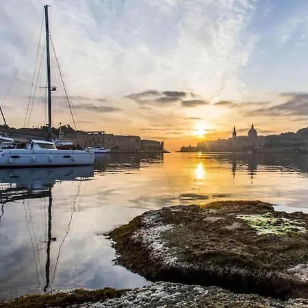 A Lovely 3 Bedroom, 3 Baths In The Centre Of By 360 Estates Lejlighed *