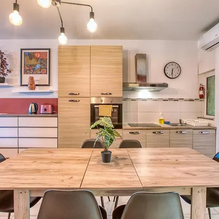 A Lovely 3 Bedroom, 3 Baths In The Centre Of By 360 Estates