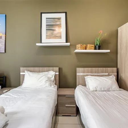 Lejlighed A Lovely 3 Bedroom, 3 Baths In The Centre Of By 360 Estates *