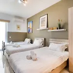 A Lovely 3 Bedroom, 3 Baths In The Centre Of By 360 Estates Apartment *