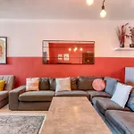 A Lovely 3 Bedroom, 3 Baths In The Centre Of By 360 Estates Apartment