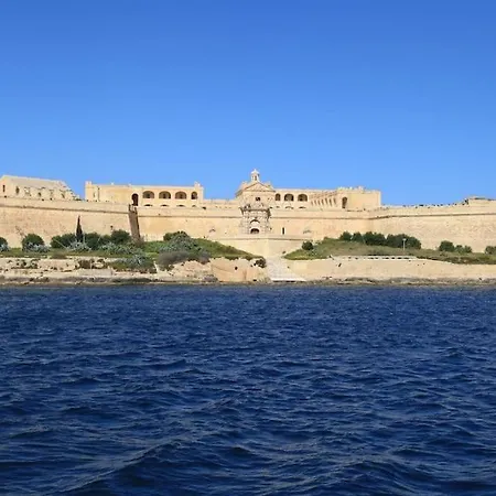 A Lovely 3 Bedroom, 3 Baths In The Centre Of By 360 Estates شقة