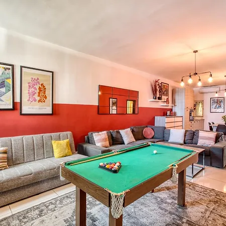 A Lovely 3 Bedroom, 3 Baths In The Centre Of By 360 Estates Apartment