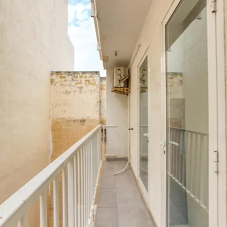 A Lovely 3 Bedroom, 3 Baths In The Centre Of By 360 Estates Apartment *