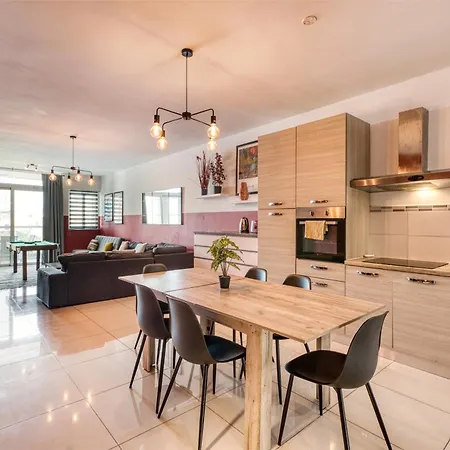 A Lovely 3 Bedroom, 3 Baths In The Centre Of By 360 Estates Apartment
