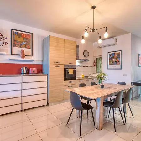شقة A Lovely 3 Bedroom, 3 Baths In The Centre Of By 360 Estates