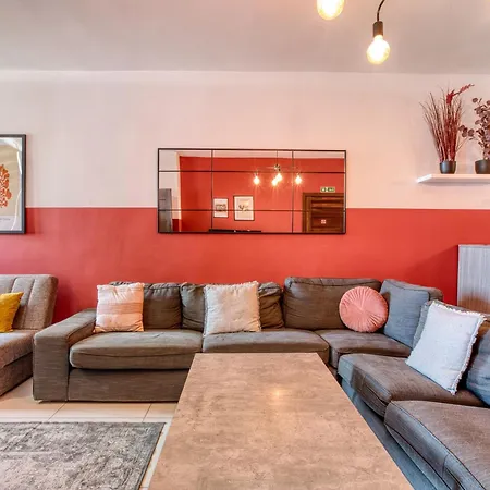 A Lovely 3 Bedroom, 3 Baths In The Centre Of By 360 Estates شقة